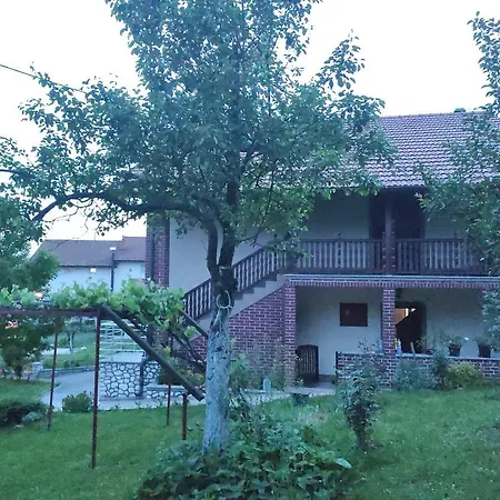 Airport Tuzla 롯지 Zivinice